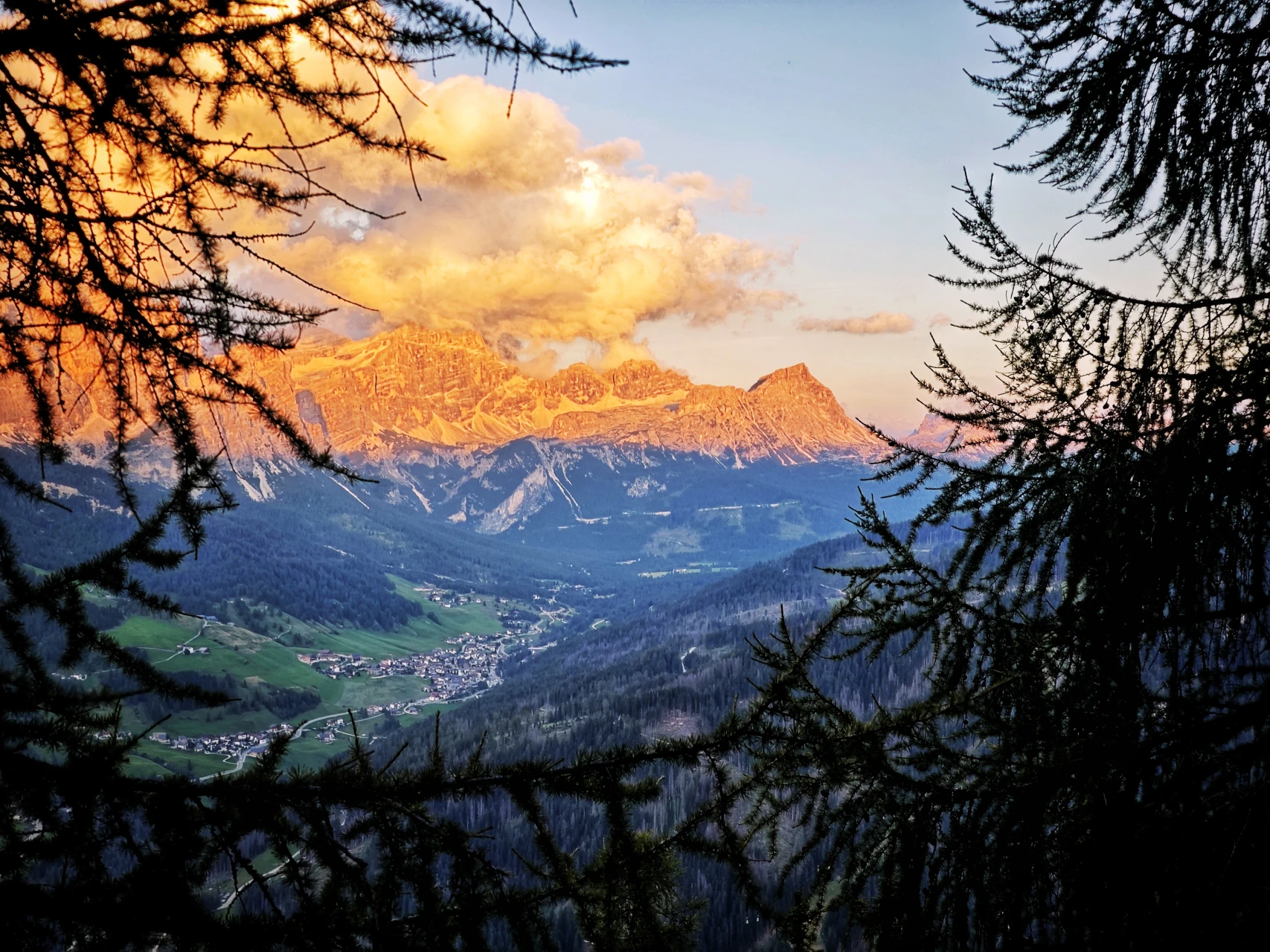 L'Enrosadira sur les Fanes : la dolomie vire au rose au coucher du soleil
