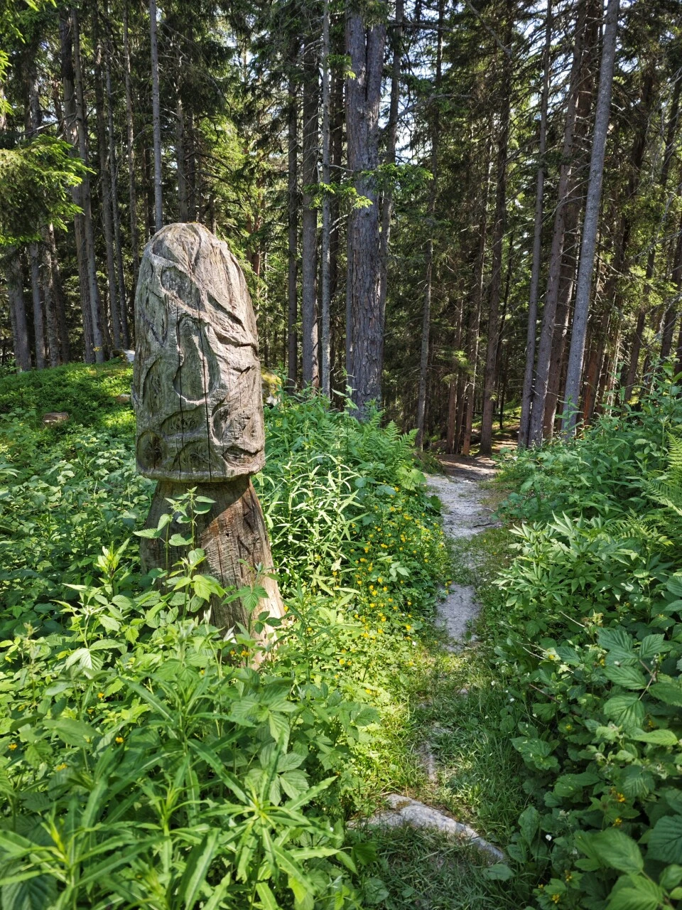 Sculpture en bois le long du sentier forestier entre La Fouly et Champex
