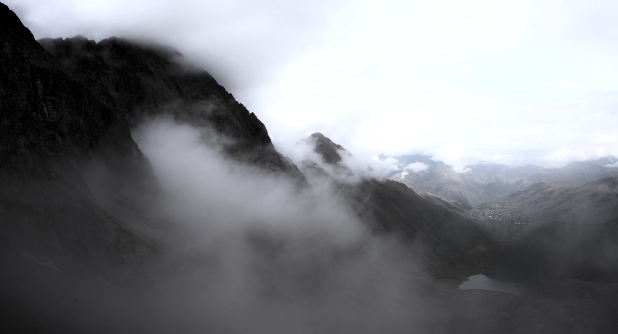 Le lac de la Muzelle dominé par les sommets glaciaires