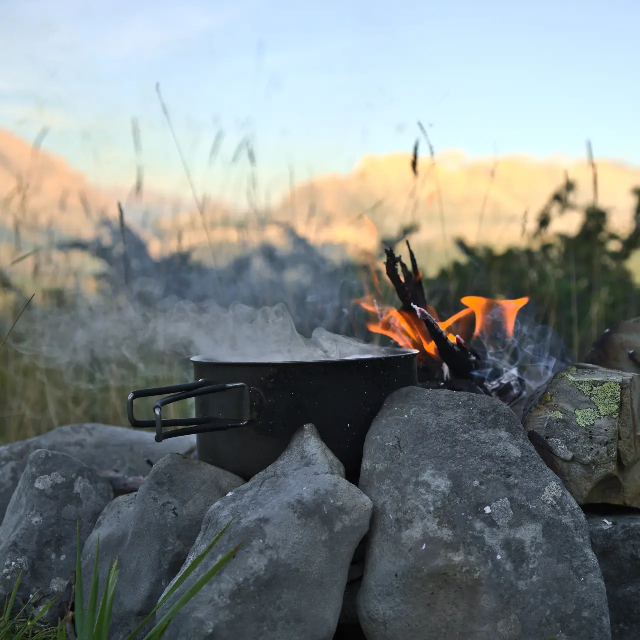 Feu de camp au bivouac