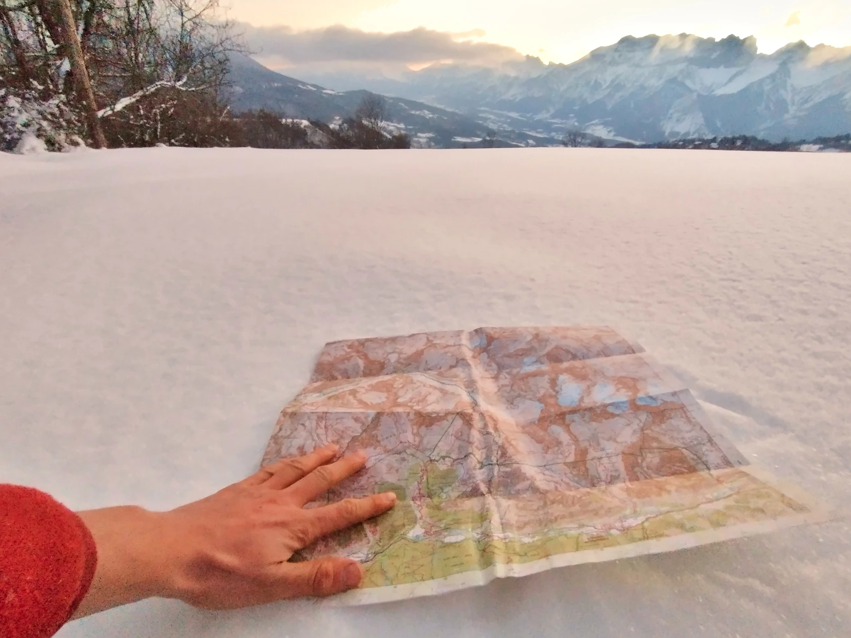 Un plateau du Champsaur sous la neige. Le sentier est quelque part sous nos pieds : la carte et la boussole reprennent la main dès que le balisage disparaît.