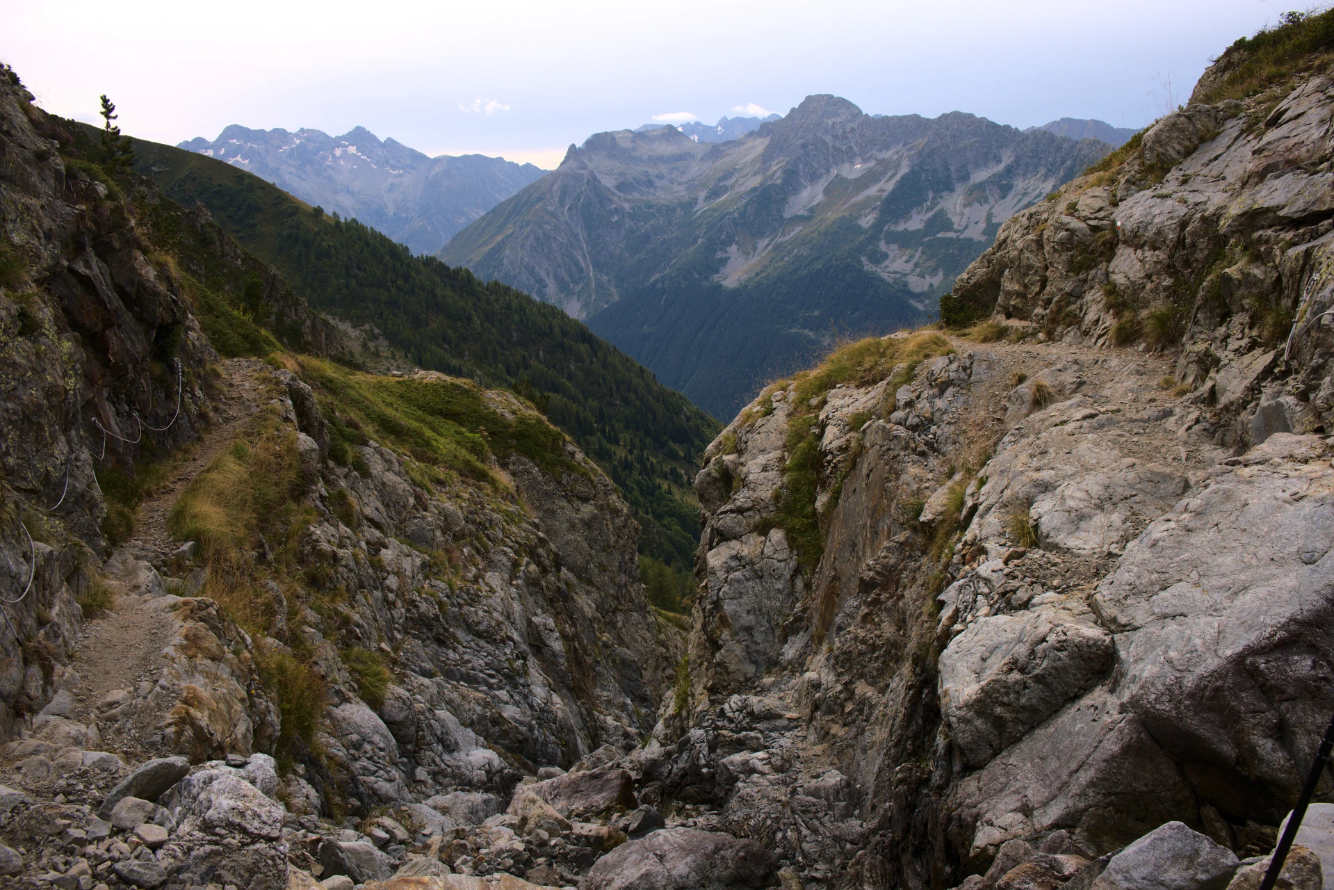 Passage équipé de main courante : un terrain qui ne se marche pas à la moyenne