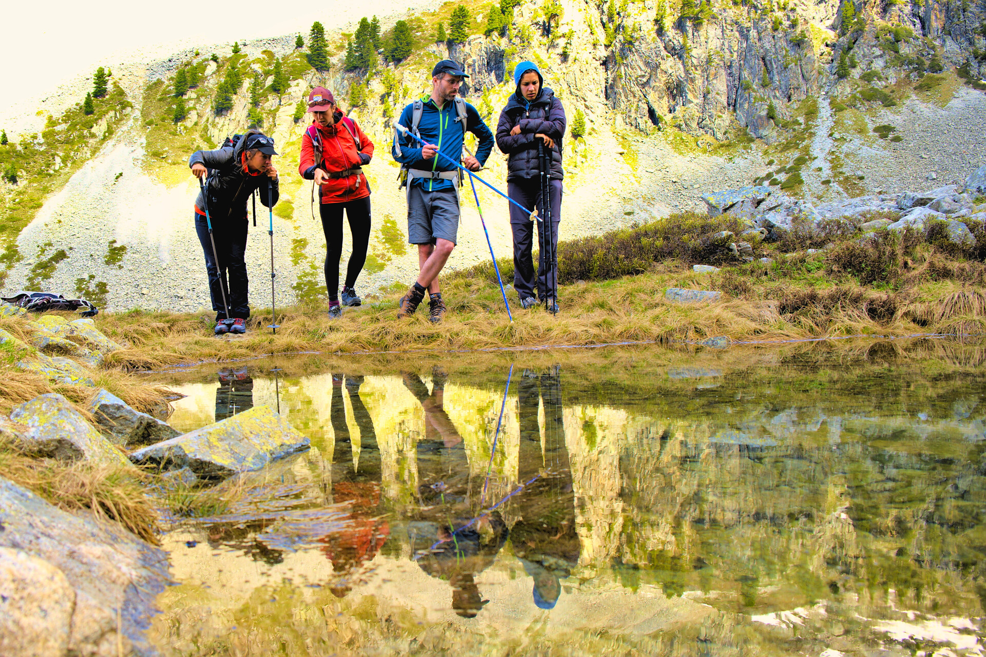 Randonneurs en pause au bord d'un lac de montagne