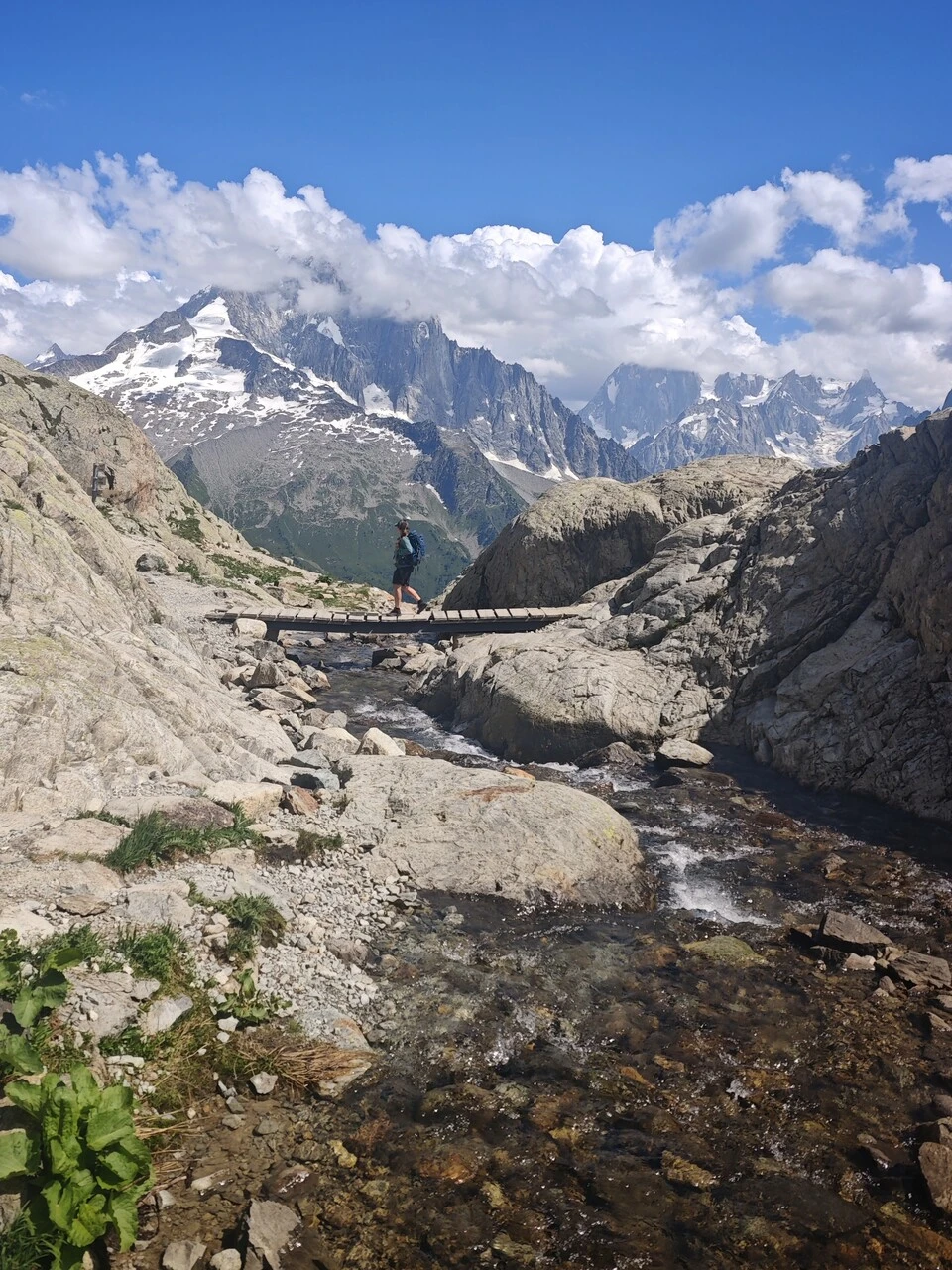 La passerelle qui franchit le torrent sur le sentier du Lac Blanc