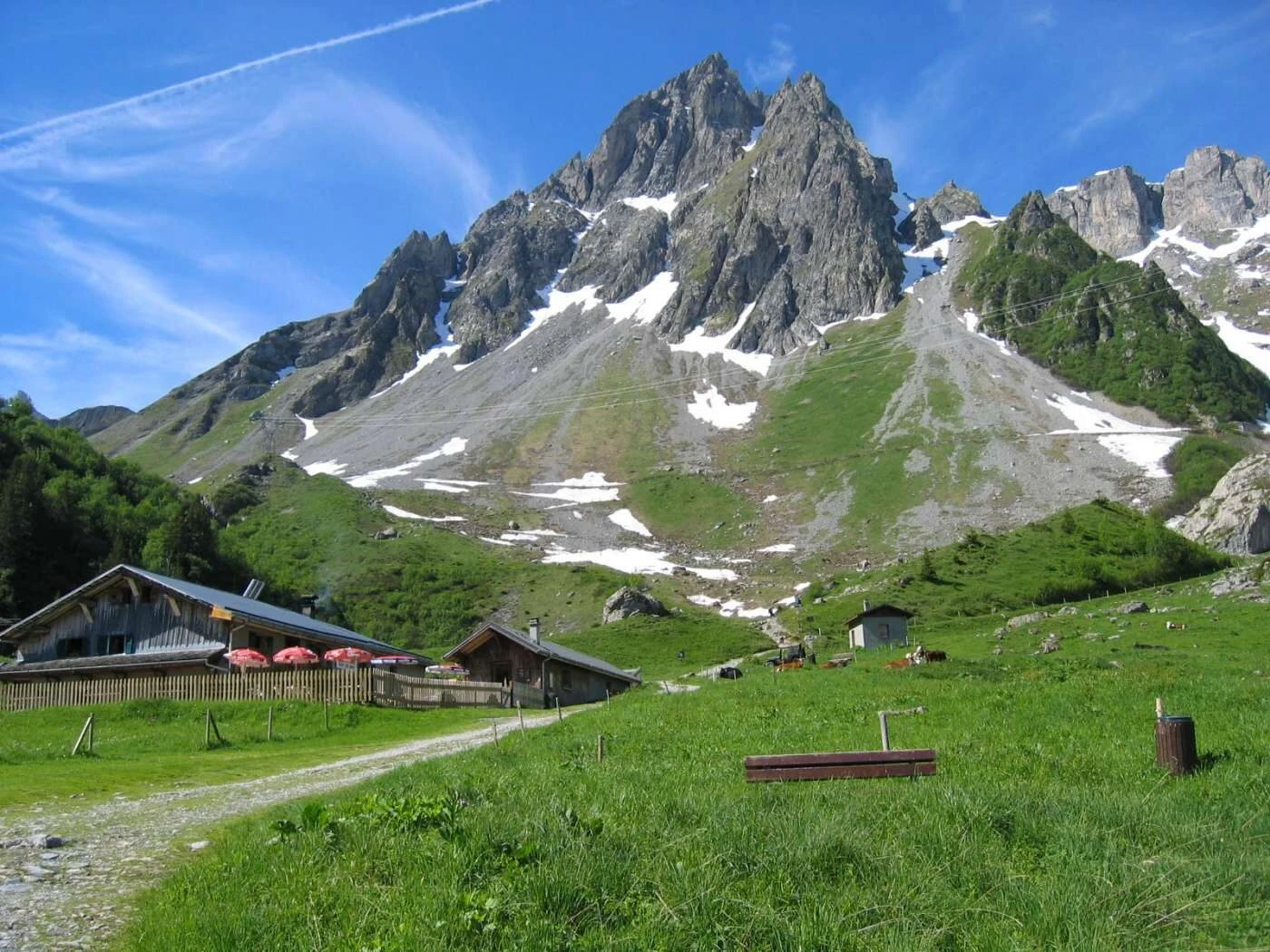 Refuge de la Balme sur la montée du col du Bonhomme