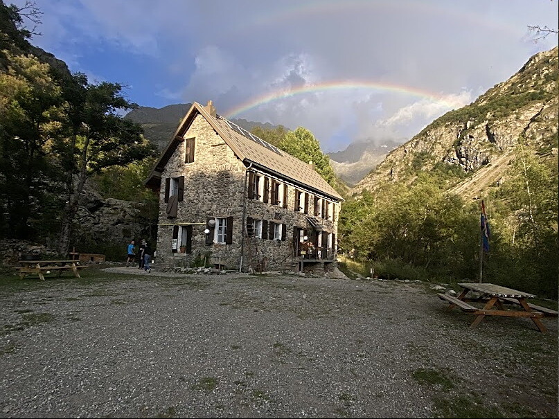 Refuge de montagne vs Gîte : comprendre les options d'hébergement alpin