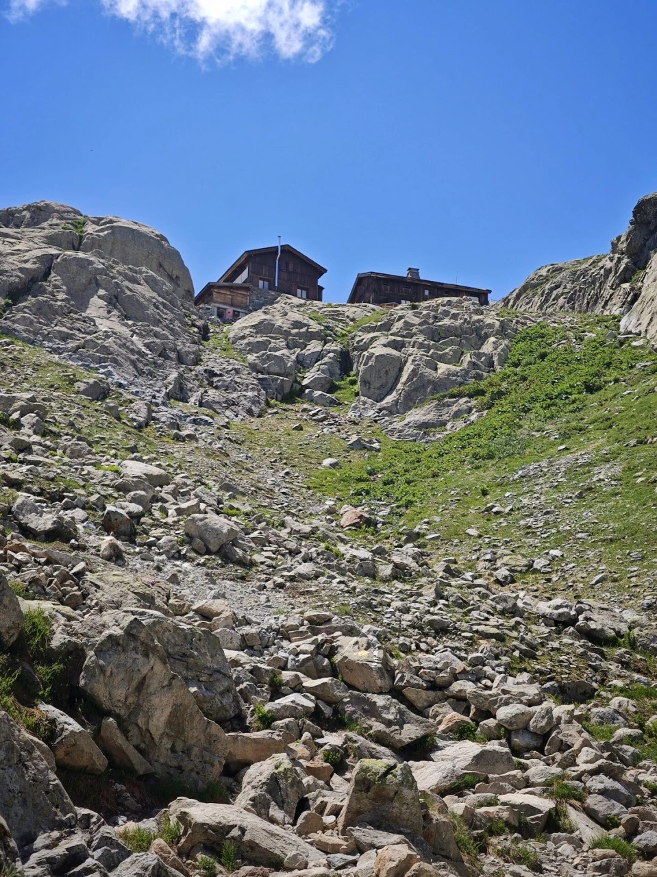Le Refuge du Lac Blanc, posé sur les dalles au-dessus du sentier de montée