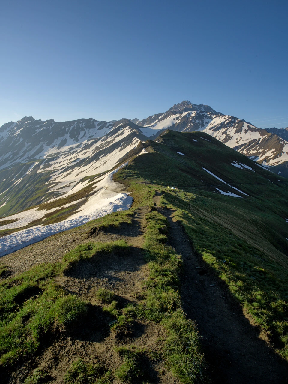 Le fil de crête au petit matin, secteur des cols Ferret