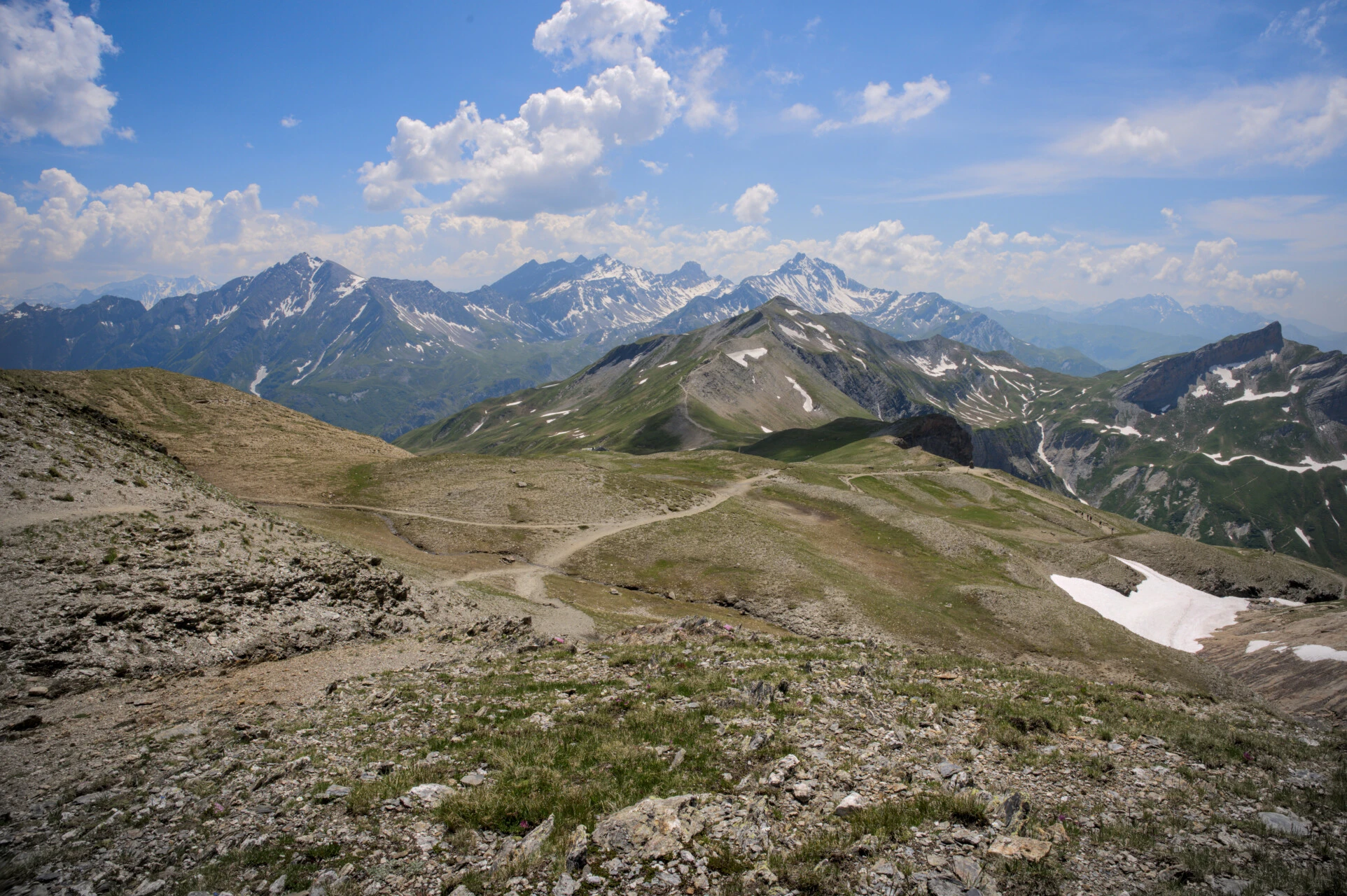 Sentier de crête vers le Col de la Croix du Bonhomme