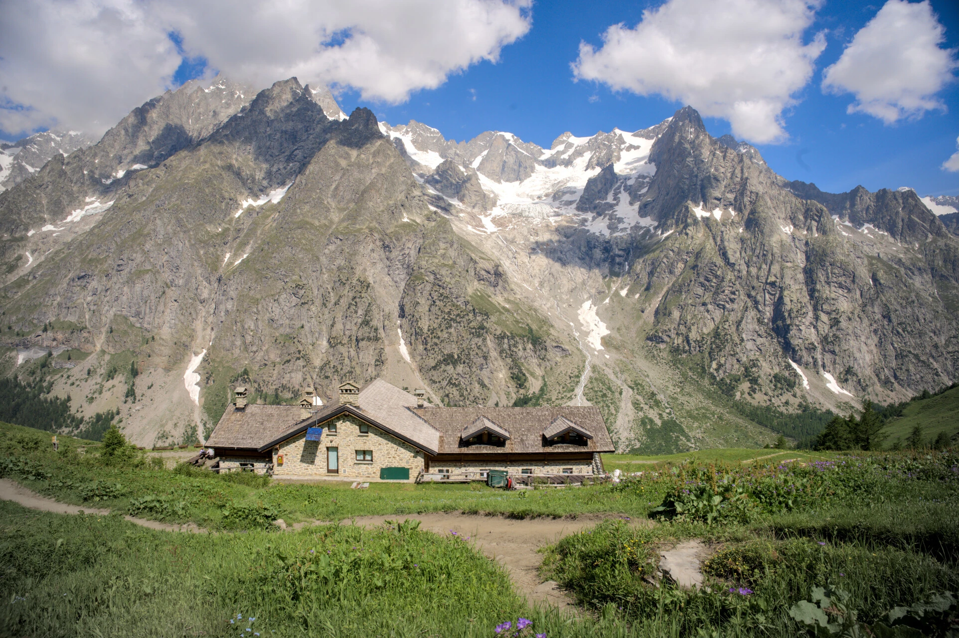 Le Refuge Bonatti dans son alpage face aux Grandes Jorasses