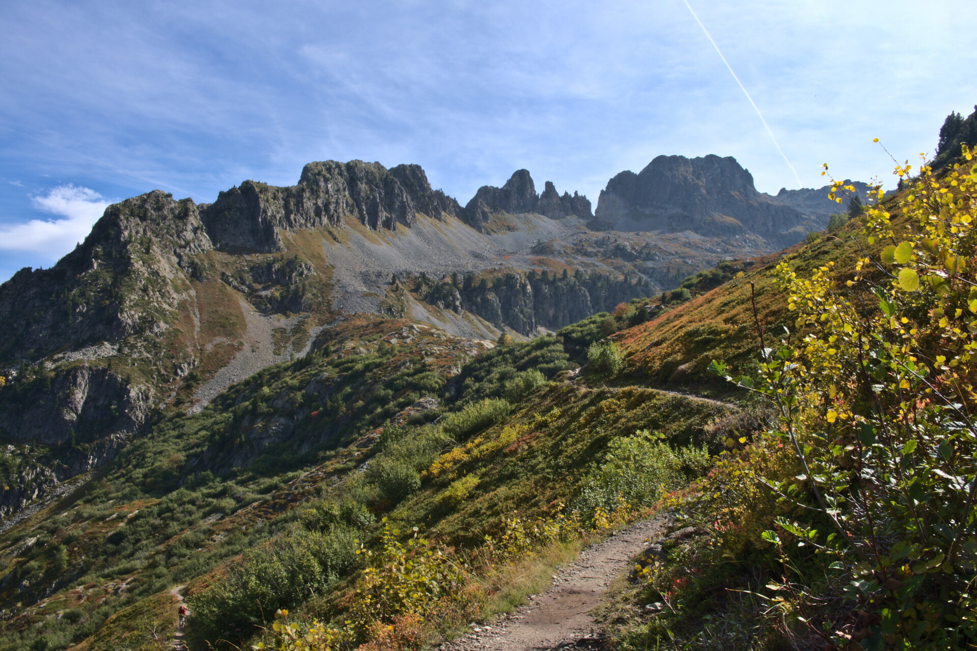 Sentier de randonnée dans les Écrins en automne