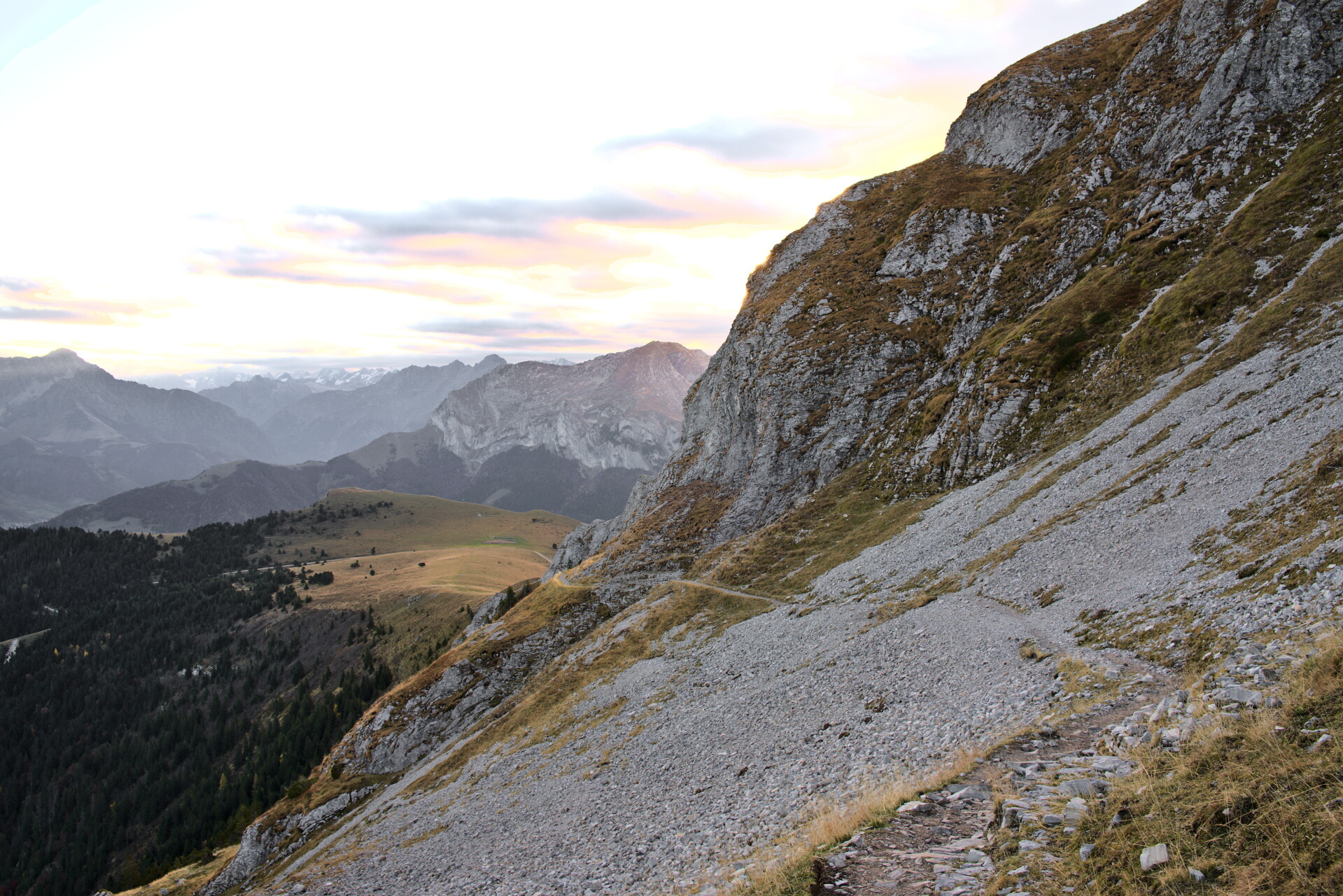 Sentier qui grimpe dans les pentes du Dévoluy
