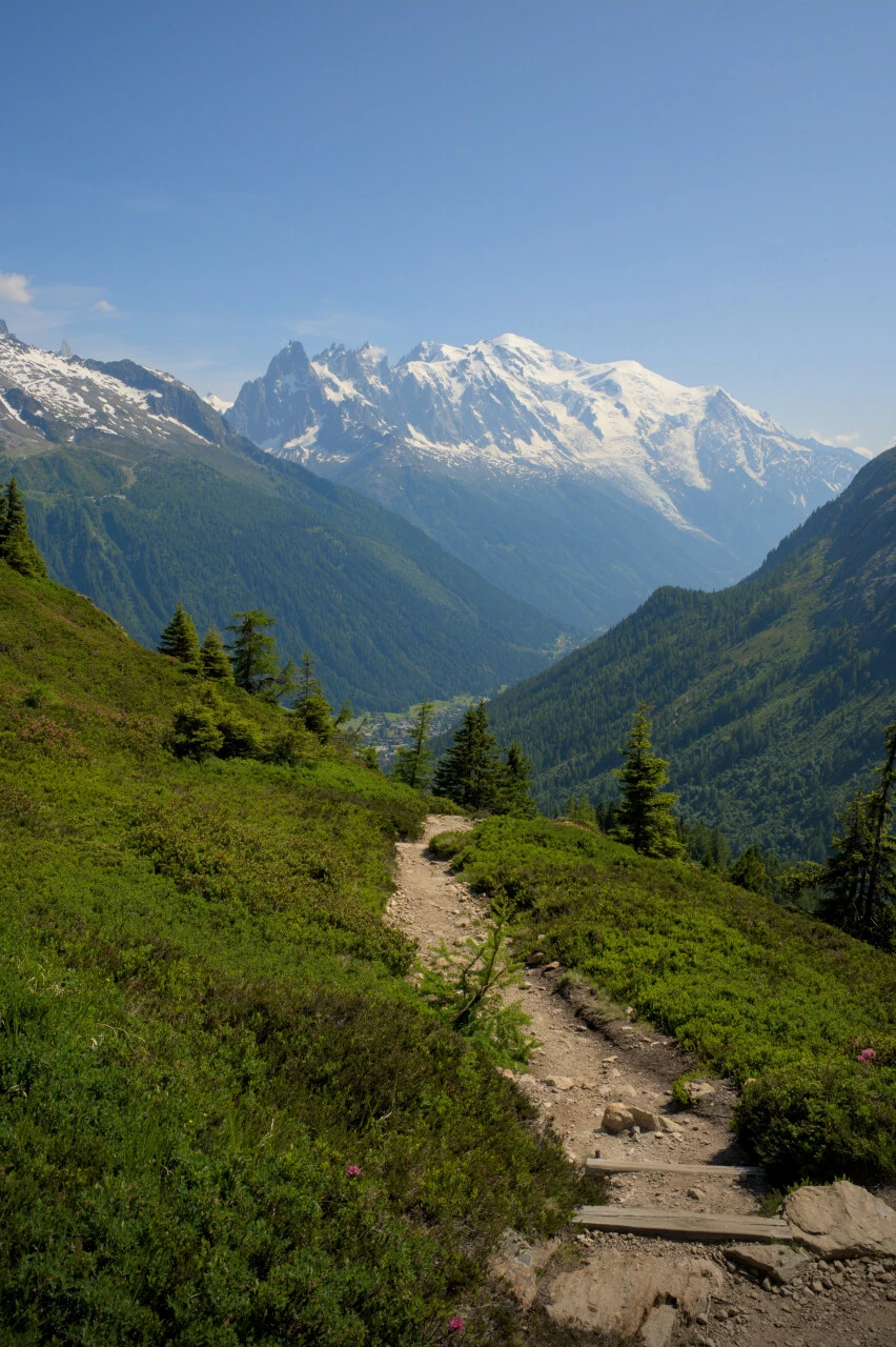 Marches sur le sentier balcon face aux Aiguilles de Chamonix