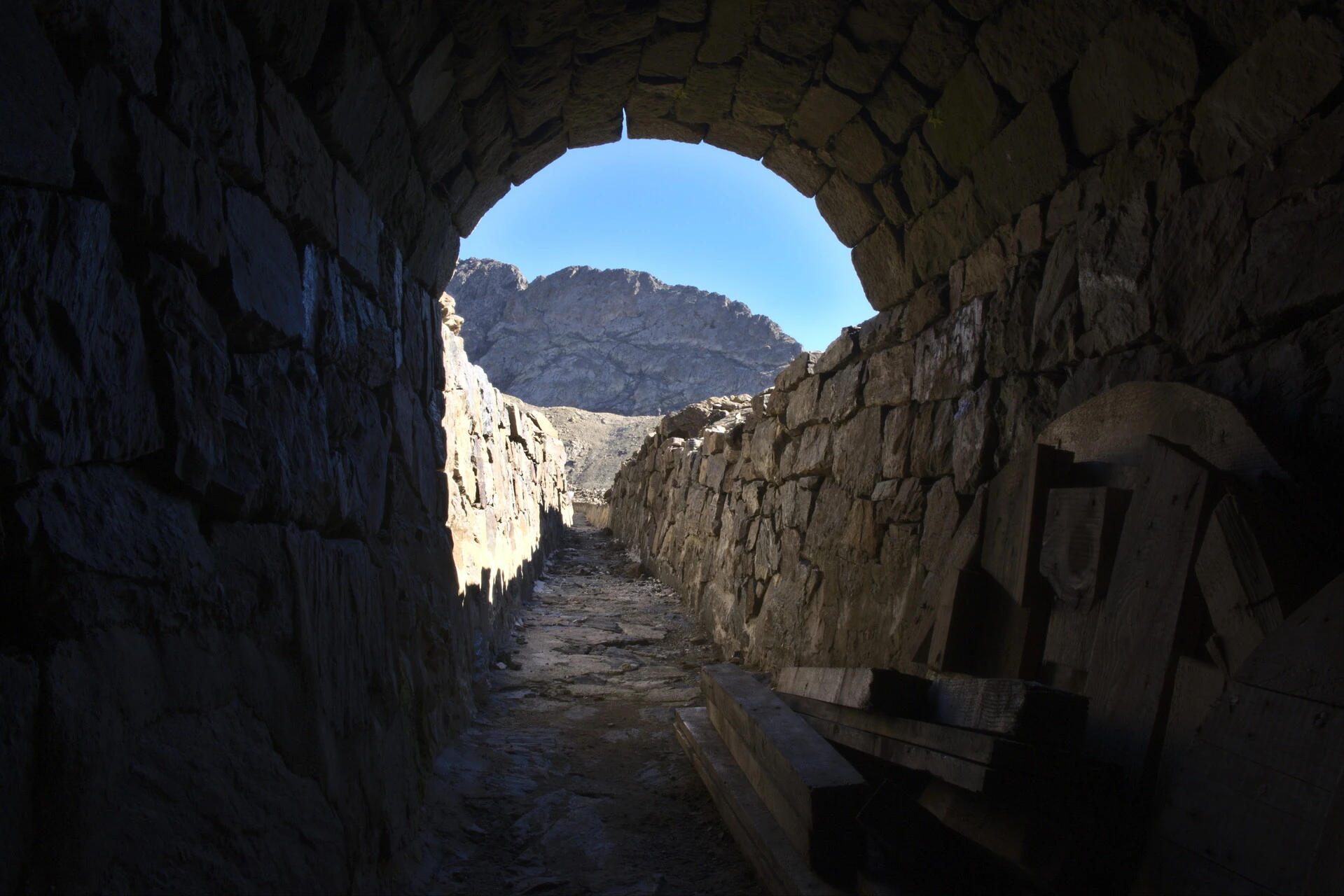 Sortie d'un tunnel du canal de Malcros, sur le versant est du Vieux Chaillol