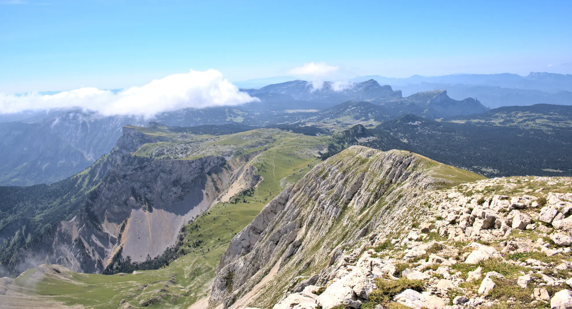 Vue panoramique depuis le Grand Veymont : Vercors, Trièves et Alpes