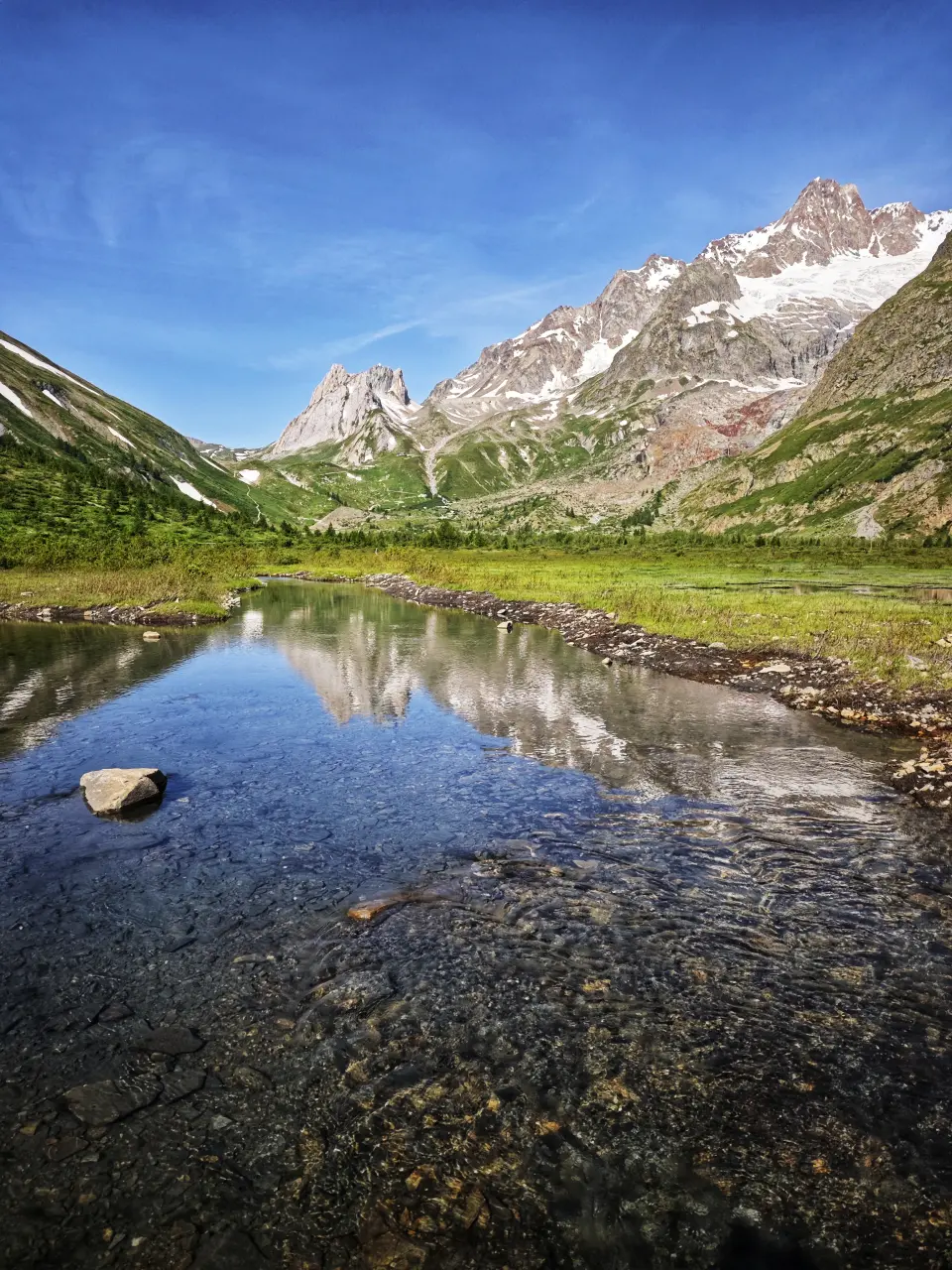 Vue sur le Col de la Seigne depuis Combal
